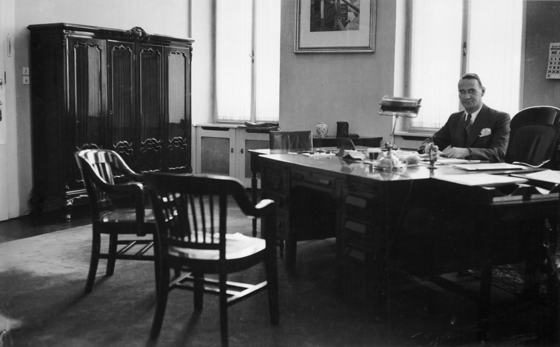 Carl Lutz az irodájában (1943)