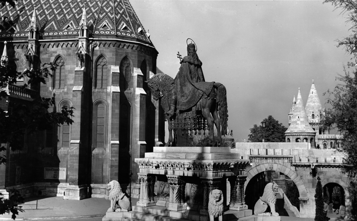 A Szentháromság tér Szent István szobrával (1943)