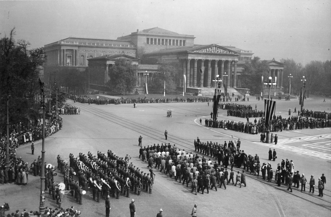 A Hősök tere és a Szépművészeti Múzeum (1943)