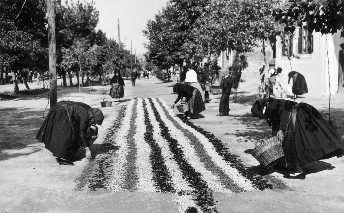 Virágszőnyeggel díszítik az utcát az úrnapi körmenetre Budaörsön (1943)
