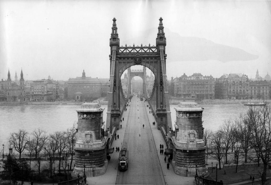A régi Erzsébet híd (1943)