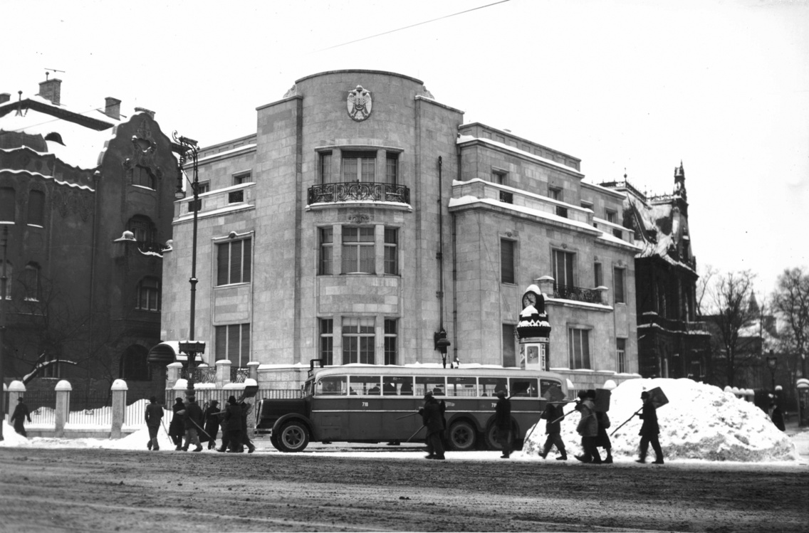 A Szerb Nagykövetség épülete a Dózsa György út és az Andrássy út sarkán (1943)