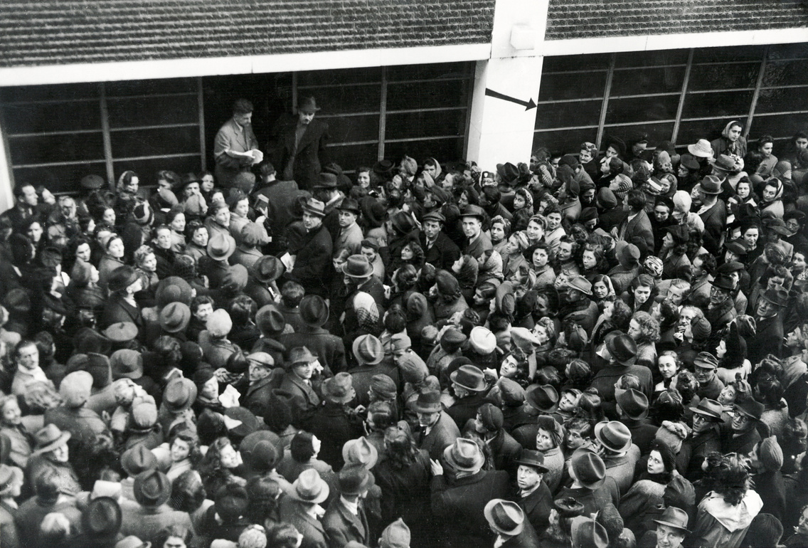 Tömeg a Svájci Nagykövetség Idegen Érdekek Képviseletének kivándorlási osztálya előtt (1944)