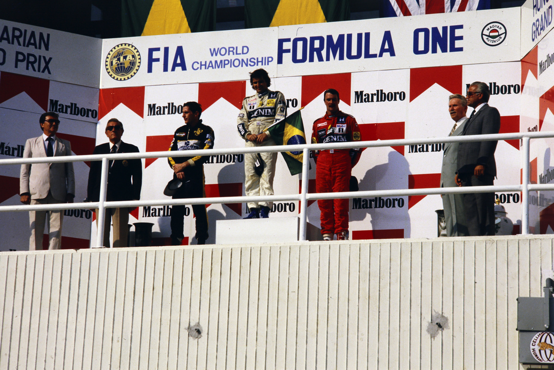 Formula–1 első Magyar Nagydíj. Az eredményhirdetés, középen a győztes Nelson Piquet, balra a második helyezett Ayrton Senna, jobbra a harmadik helyezett Nigel Mansell, Mogyoród, 1986