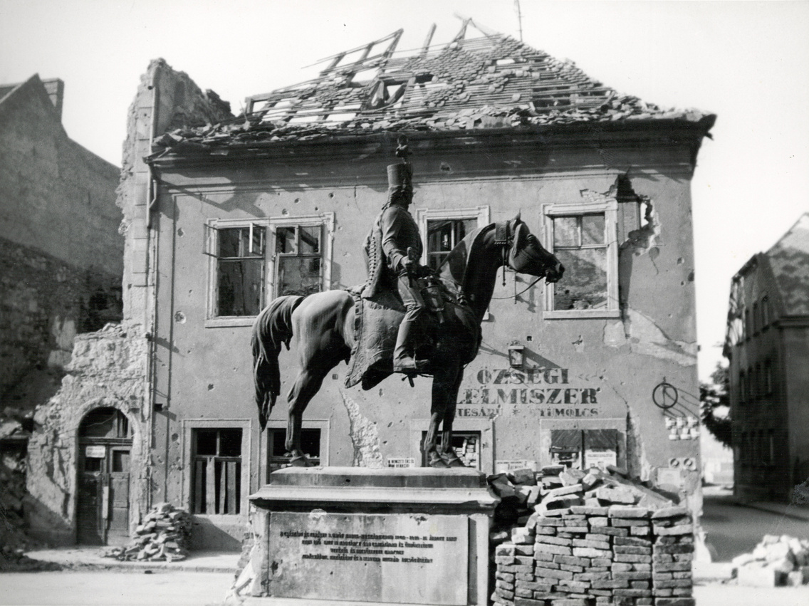 Úri utca és Szentháromság utca sarok Hadik András lovas szobrával a budai Várban (1945)