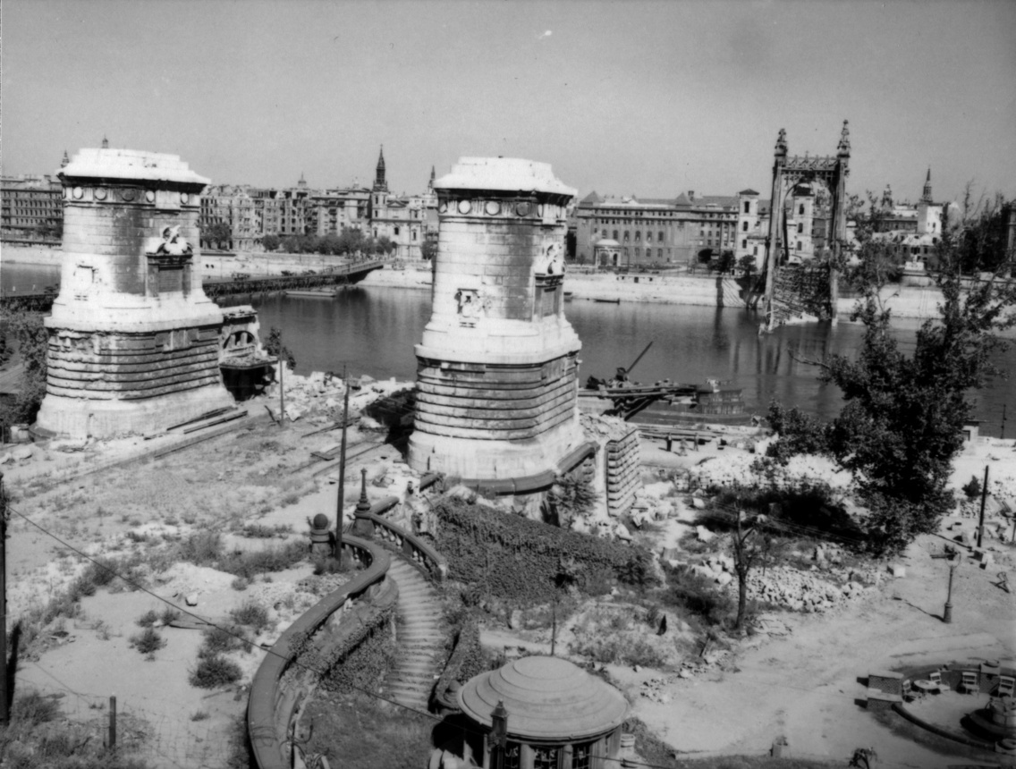 A lerombolt Erzsébet híd budai hídfője (1945)