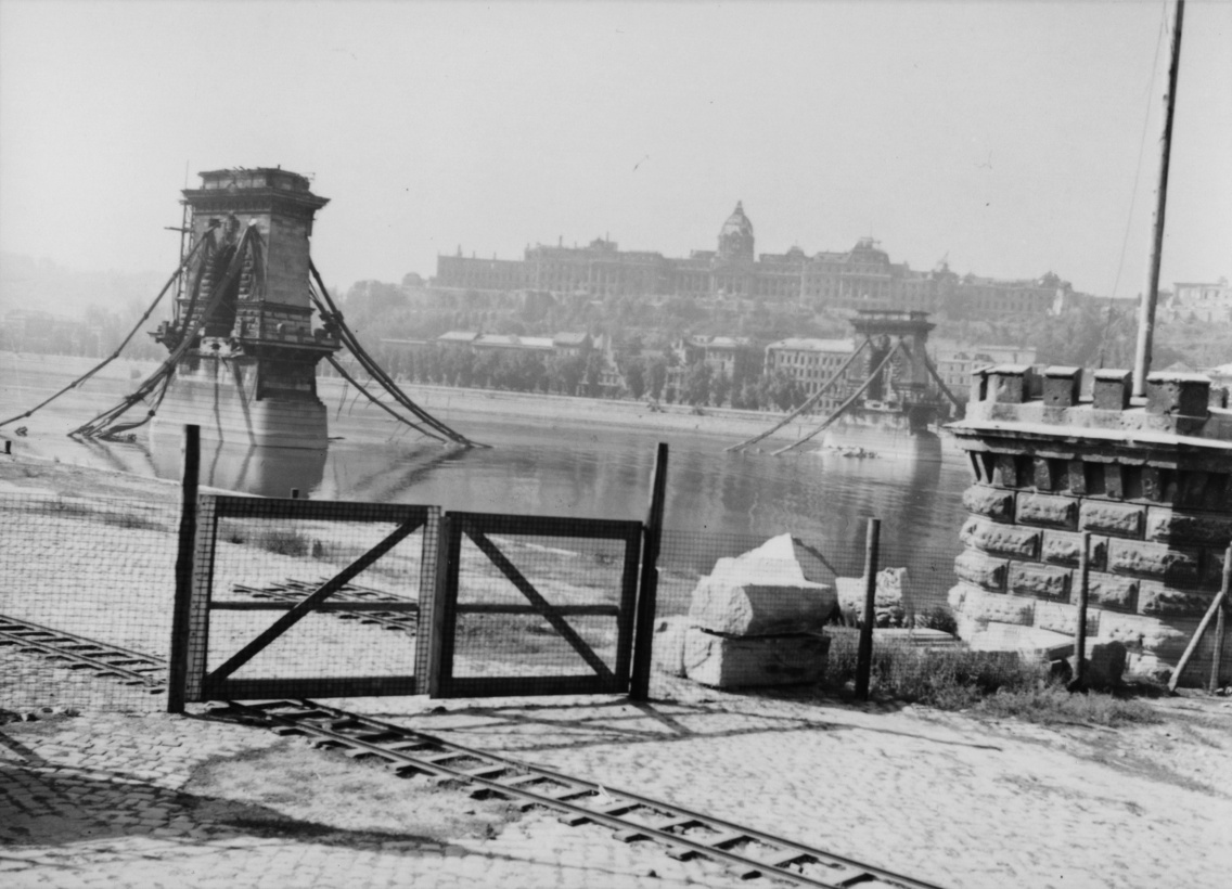 A lerombolt Széchenyi lánchíd (1945)