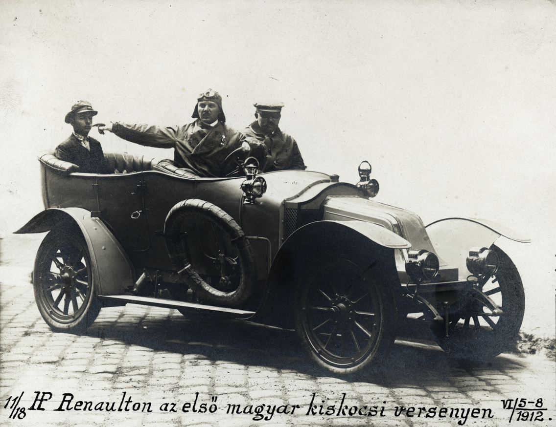 Renault az első magyar kiskocsiversenyen. 1912. VI. 5–8. Magyar karosszériáját készítette Glattfelder Dezső budapesti autó-karosszériagyáros. Volánnál: Vértes, mellette Cocron János, a Helios munkatársa, Atkári István pneuszerelő, 1912