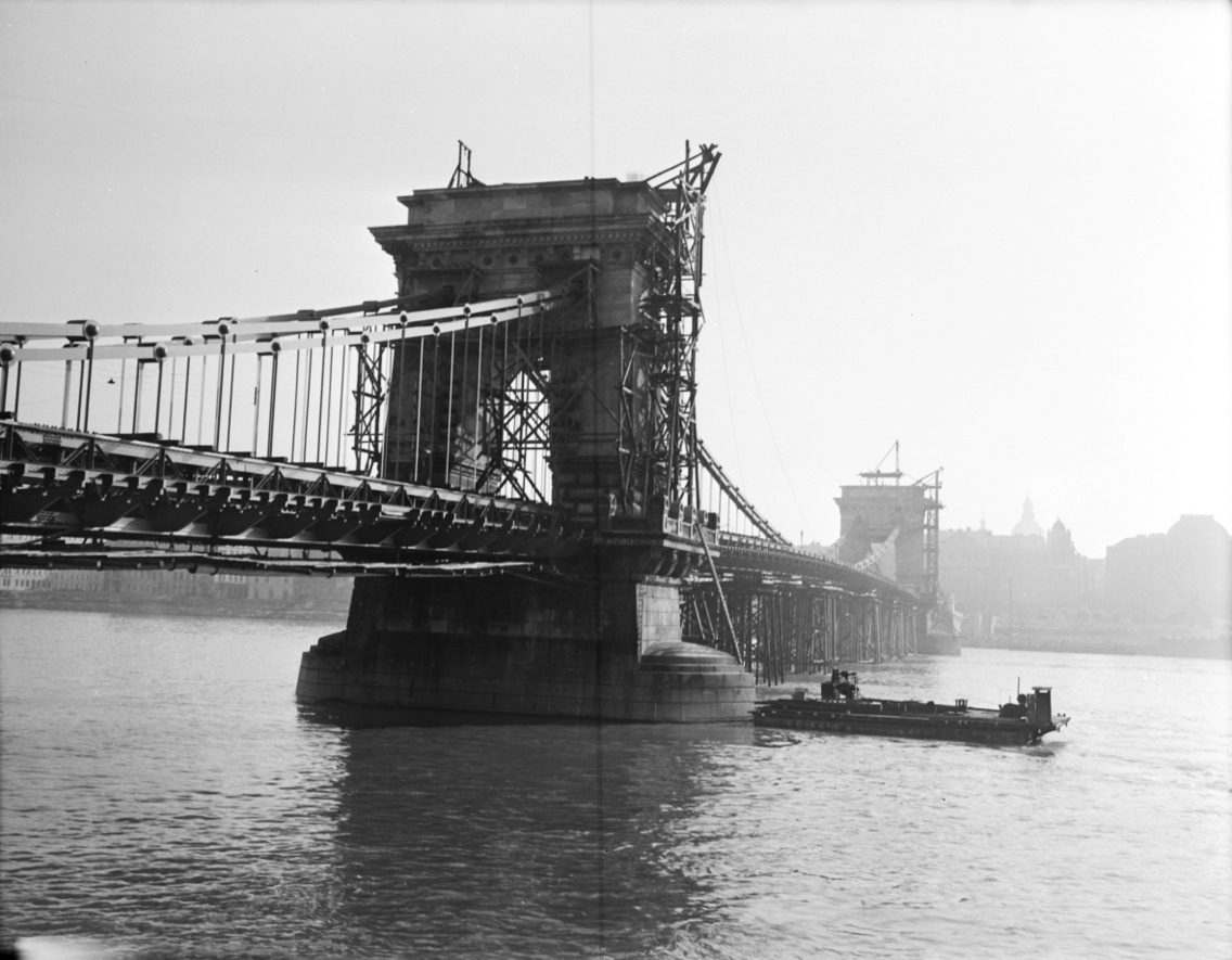Az újjáépülő Széchenyi lánchíd (1949)