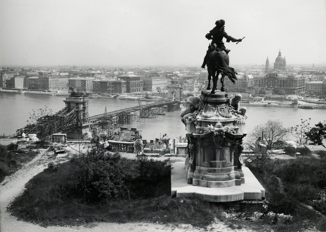 Kilátás a Várból az újjáépülő Széchenyi lánchídra és Savoyai Jenő lovas szobrára (1949)