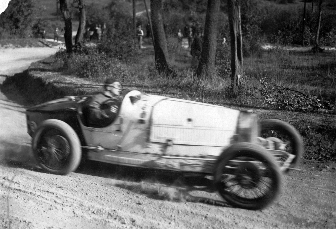 Jan Ripper Bugatti T37 versenyautóval a KMAC kilencedik hegyi versenyének résztvevője, az 1928-as svábhegyi verseny edzésén