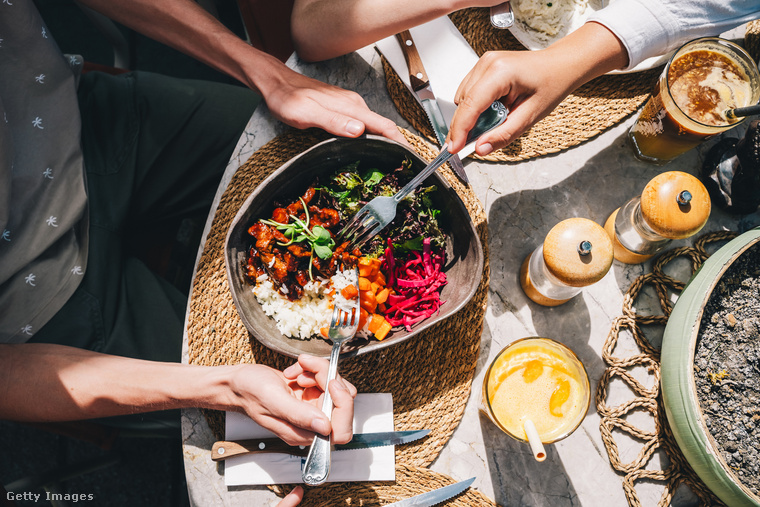 Étkezéssel együtt a leghatékonyabbÍgy kevésbé terheli meg a gyomrot, és csökkenti a hányinger vagy hasmenés kockázatát is.