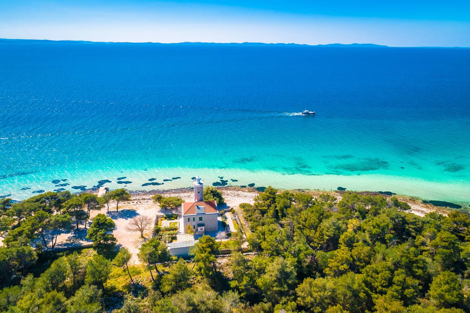 Vir szigete az elsők közt dübörög, a magyar nyaralók szinte minden évben örömmel foglalnak itt szállást. A part menti apartmanok megtelnek, és az éttermekben ülve is gyakran hallani magyar társaságokat beszélgetni.
