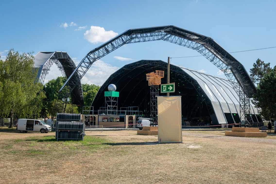 A Party Arena örököse, a Bolt Night Stage önmagában is egy hatalmas látványelem, amelyet belülről közel 500 lámpa fog megvilágítani