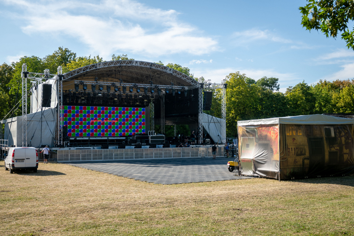 Még alakulóban a The Buzz, szintén a Szohóban. Itt egyelőre a legnagyobb változás, hogy 90 fokban elfordították a színpadot