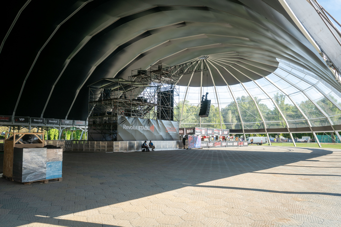 A Revolut Stage – rutinosabbaknak A38 Színpad – nem sátor többé. Kapacitásában hasonló maradt, ugyanakkor az új kialakítás jobban kedvez majd a különböző zenei műfajok hangzásának