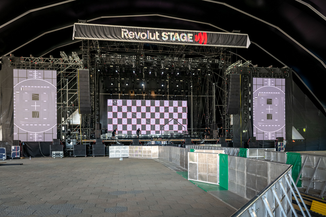 A korábbi hatalmas piros sátorban valóban sok gond volt a hangosítással, reméljük a legjobbakat az új verzióval kapcsolatban!