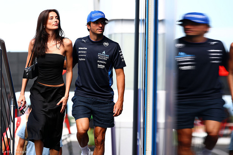 Carlos Sainz és Rebecca Donaldson: divat és gyorsaság kéz a kézben&nbsp;A spanyol Carlos Sainz sem egyedül érkezett – a skót topmodell, Rebecca Donaldson oldalán jelent meg a Magyar Nagydíjon