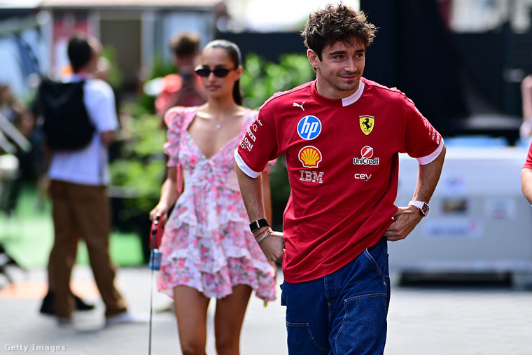 Charles Leclerc és Alexandra Saint Mleux: ritka, de annál elegánsabb megjelenés&nbsp;A Ferrari szívtiprója, Charles Leclerc most végre elhozta barátnőjét, Alexandra Saint Mleux-t a versenyre