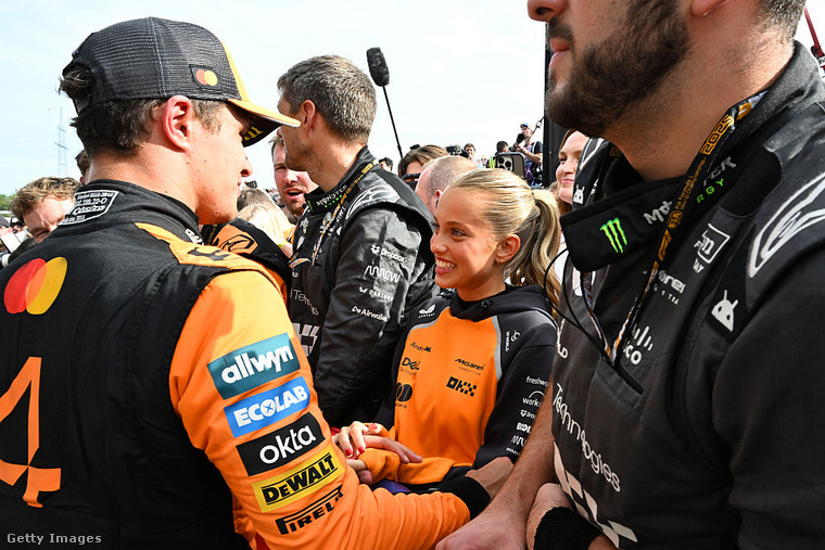 Lando Norris és Margarida Corceiro: a csók, amitől felrobbant az internet&nbsp;A McLaren brit fenegyereke, Lando Norris nemcsak a dobogót, de a paddockot is meghódította – mégpedig szőke bombázó barátnője, Margarida Corceiro oldalán