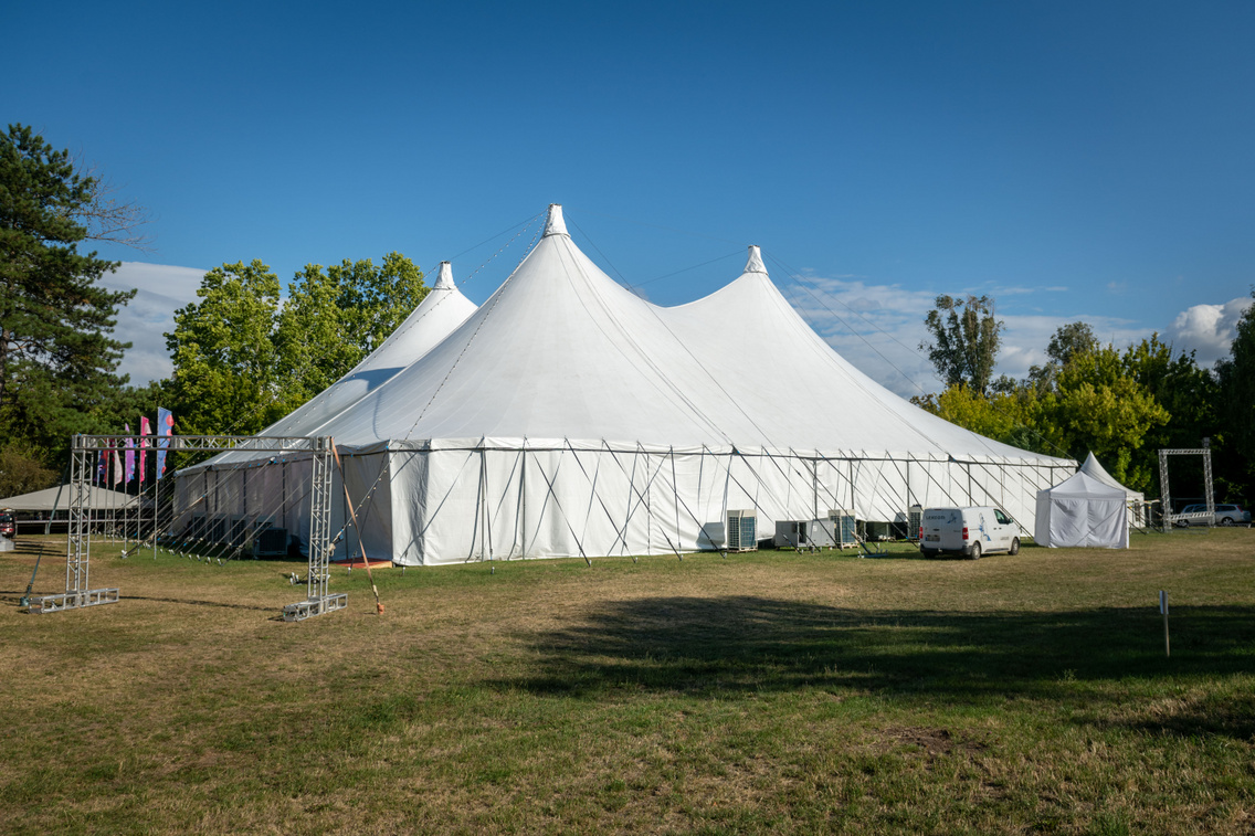 Új helyre, a domb mellé került a cirkuszi sátor, amely ránézésre ugyancsak nagyobbnak tűnik. Köré csoportosul a Paradox negyed többi helyszíne, ahol különböző színházi és művészeti előadások kapnak helyet, de akad köztük olyan is, ahol bárki meztelenül táncolhat majd