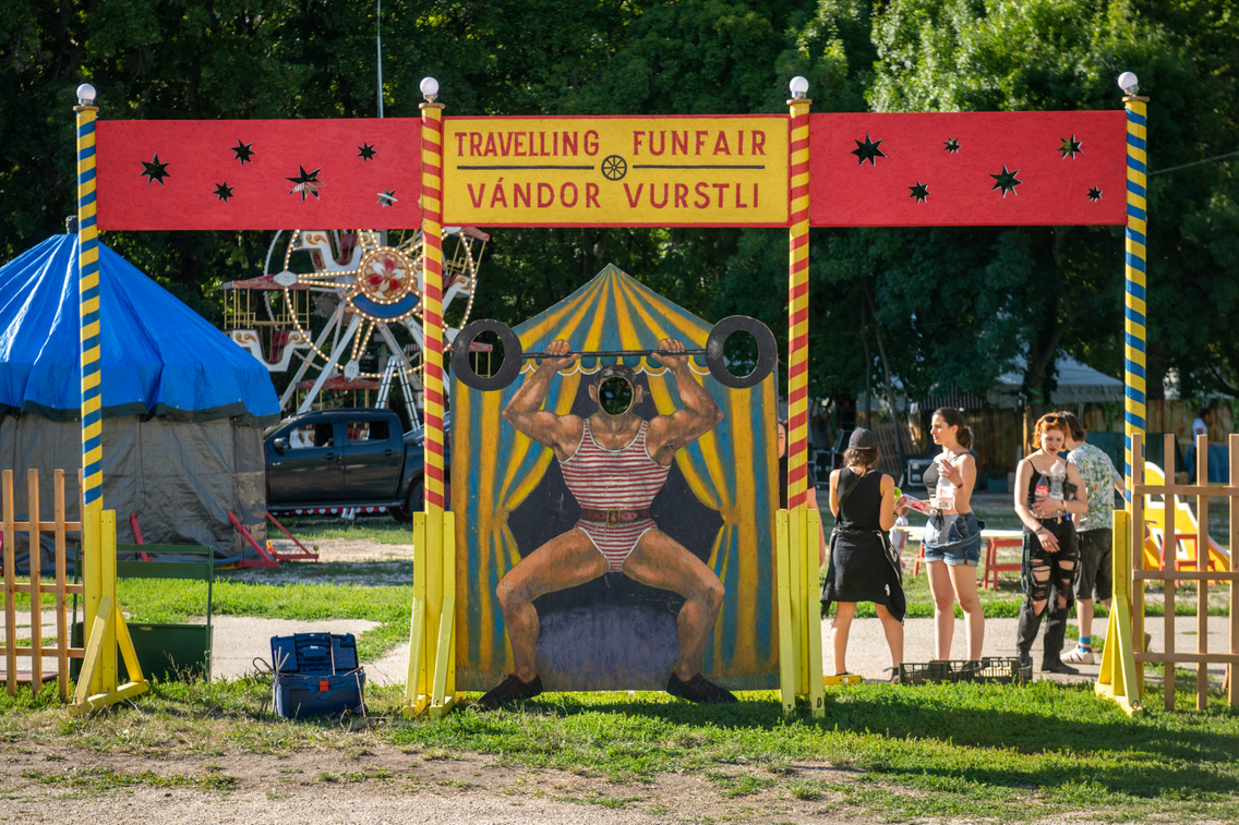 A Cirque du Szigettel szemben, a Magic Mirror korábbi helyén leljük a Vándor Vurstlit, ahol egy kicsit mindenki újra gyerek lehet