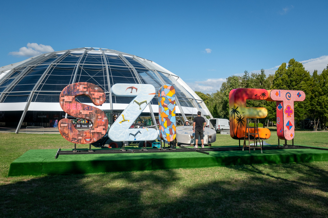 A Covid után a látványvilágon spóroltak a legtöbbet a szervezők, idén viszont talán minden eddiginél több installáció, kisebb-nagyobb látványelem fedezhető fel a Szigeten