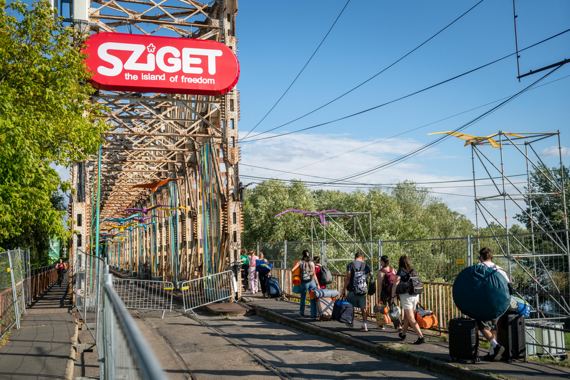 A K-hídon ezúttal színes madarak alatt léphetünk át a Sziget világába