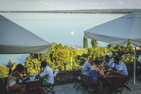 Teraszos helyek a Balatonnál, ahol élvezhetjük a napsütést, és egy kicsit kiszakadhatunk a mindennapokból