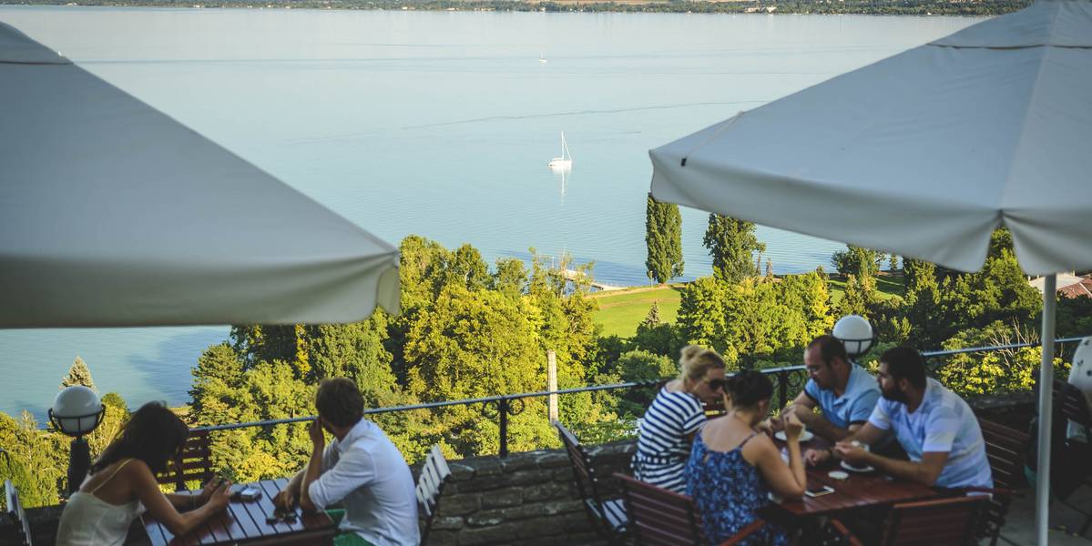 Teraszos helyek a Balatonnál, ahol élvezhetjük a napsütést, és egy kicsit kiszakadhatunk a mindennapokból