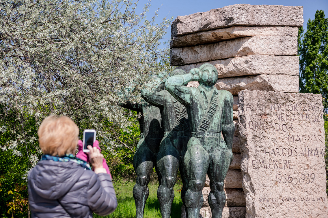 Makrisz Agamemnon: Nemzetközi brigád – Spanyol partizán emlékmű, vagyis a Mobiltelefonosok