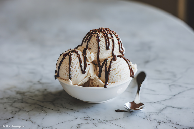 Tárolja fejjel lefelé!&nbsp;Furcsán hangzik, de működik! Ha meg is olvad egy kicsit a fagyi, a fejjel lefelé fordított dobozban az olvadt rész a fedélhez vándorol – nem a tetején képződik a jég, így a desszert tovább marad élvezhető.