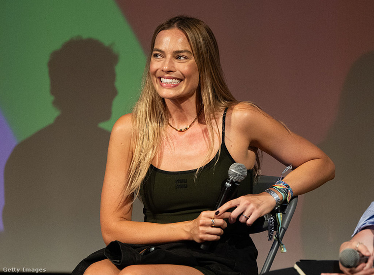 Margot Robbie – Én, Tonya&nbsp;Öt hónapon át, heti öt napon, napi öt órát gyakorolt korcsolyán, hogy saját maga játszhassa el a jeleneteket, a kemény felkészülés során pedig Margot Robbie porckorongsérvet is szenvedett.