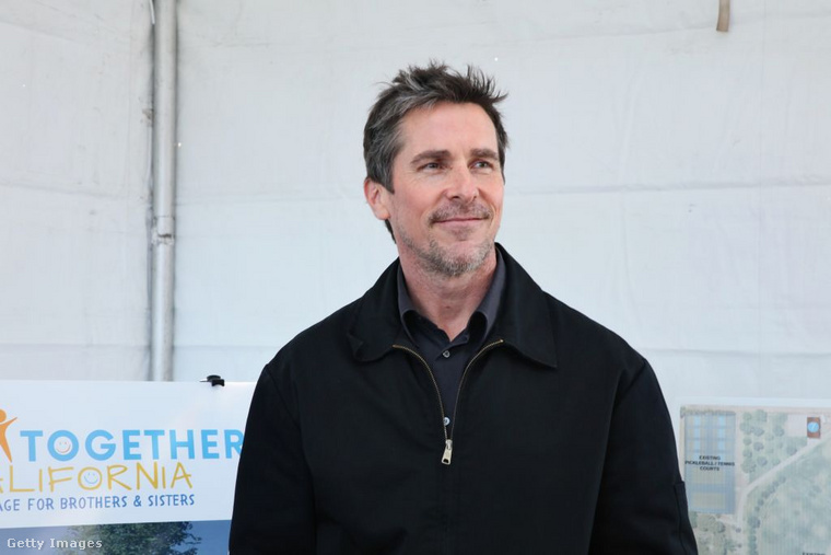 Christian Bale – Alelnök&nbsp;Milliós géppel edzette a nyakát, hogy hasonlítson Dick Cheney-re, és életmentő szívinfarktus-tudást szerzett, amivel később megmentette a rendező Adam McKay életét, így a szerepben és a való életben is hős lett.