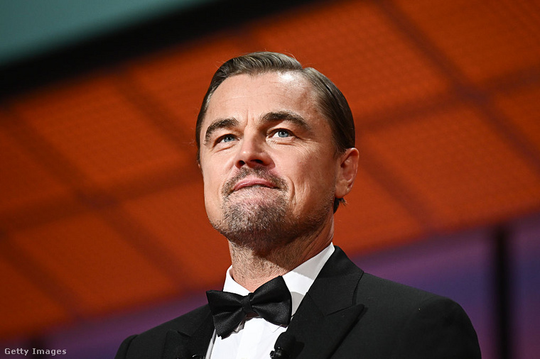  Leonardo DiCaprio – A visszatérő&nbsp;Az Oscar-díjat érő alakításért Leo nemcsak a fagyos kanadai erdőket tűrte, hanem valóban belebújt egy állattetembe és nyers bölényhúst is evett, a forgatás mínusz 20 fok környékén zajlott – nem csoda, hogy a színész szerint ez volt élete legkeményebb munkája, a hidegtűrésből pedig biztosan ötösre vizsgázott.