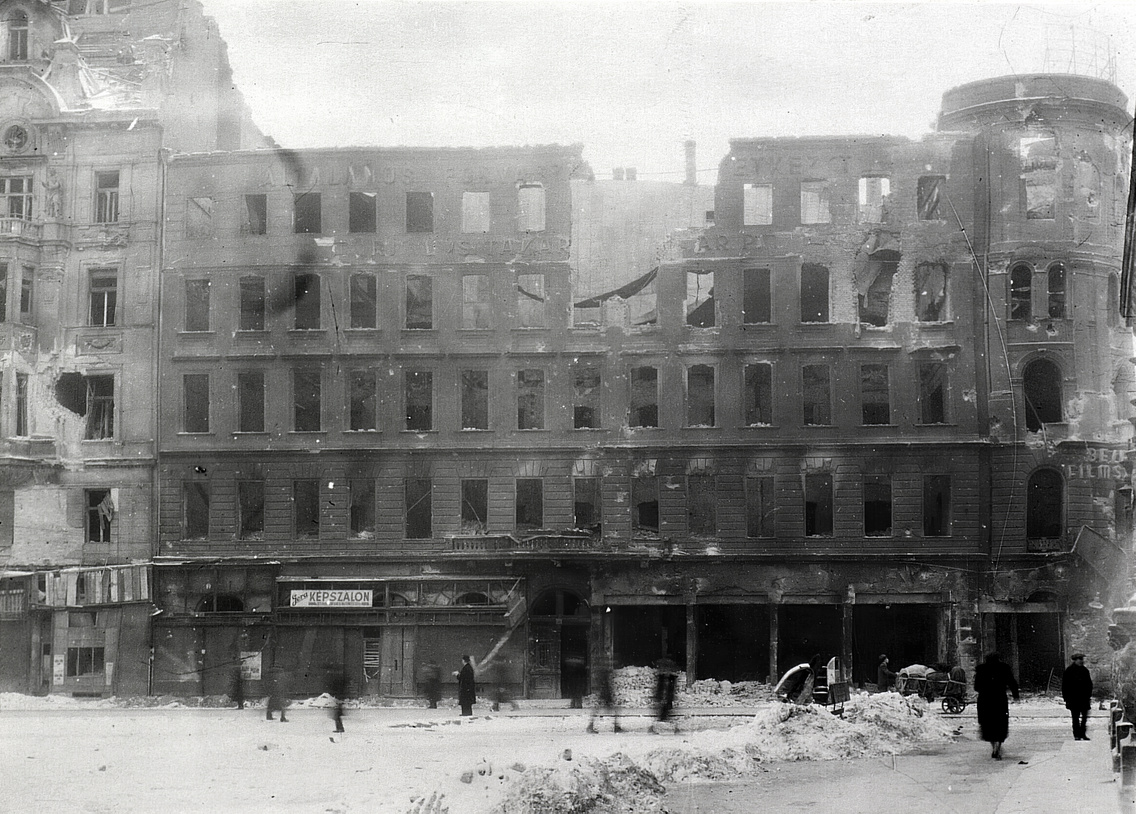 A Blaha Lujza tér 1945-ben, szemben a Rákóczi út 42., a budapesti ostromkor súlyosan megsérült Akácfa utcai sarokház, az egykori bérház és Orient szálloda épülete