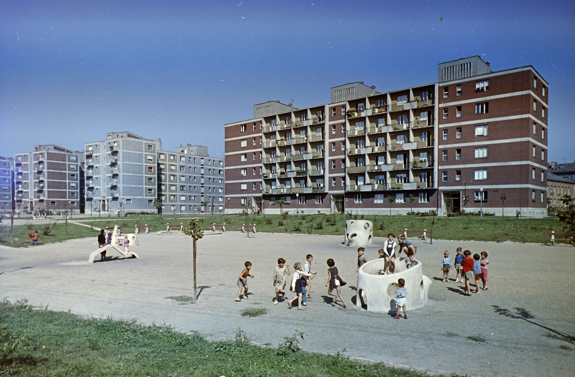 Fiastyúk (Thälmann) utcai lakótelep, a Tahi utca 50–54. számú ház előtti park, 1962-ben