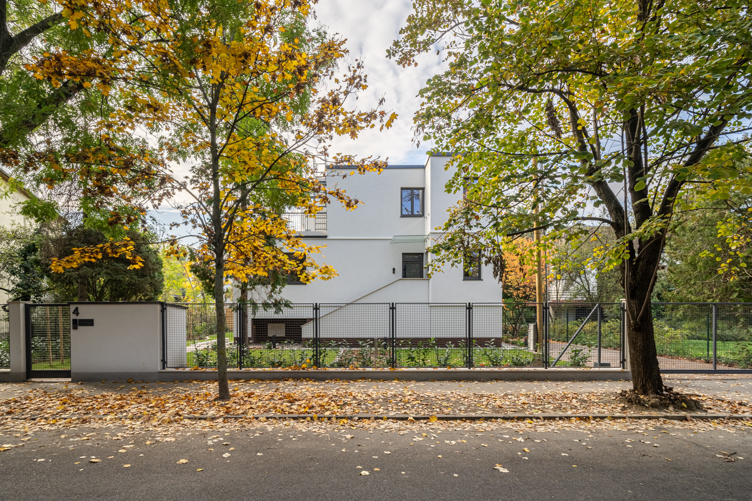 A falak eredeti, piros színét felváltotta a modern villaépítészethez jobban illeszkedő fehér szín