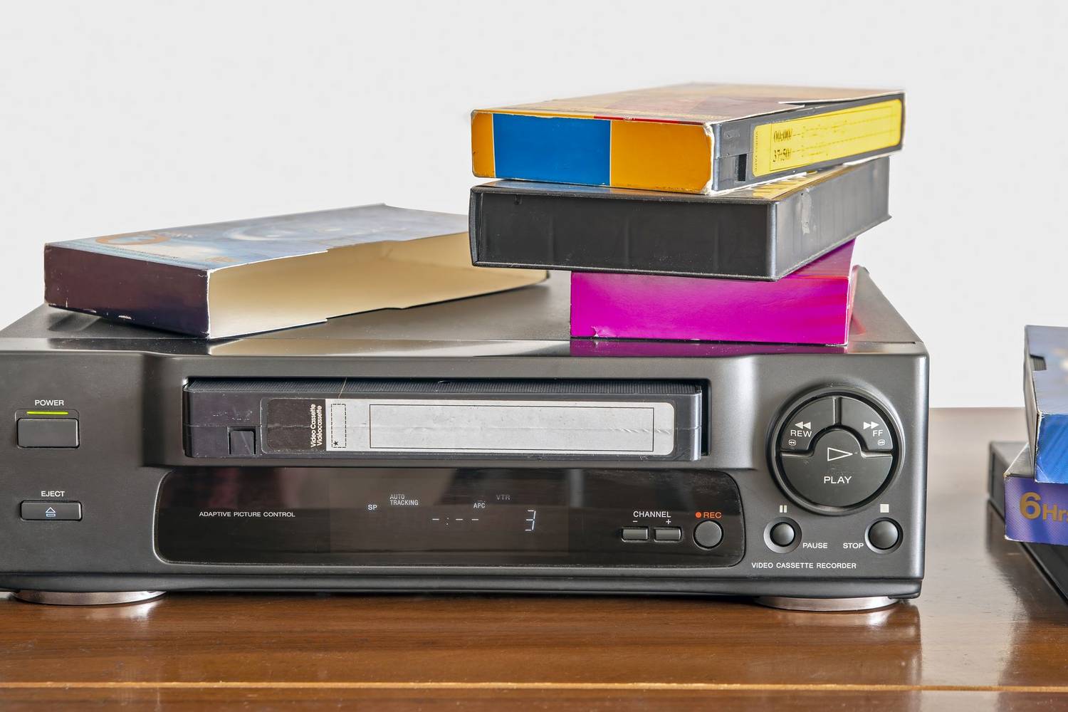 Papírtokban tartott VHS videókazetták, amelyekre egyszerre 3 órányi film fért. Örök összeveszések, ha rávettél valamit a tesód kedvenc filmjére. Neked is örök emlék?