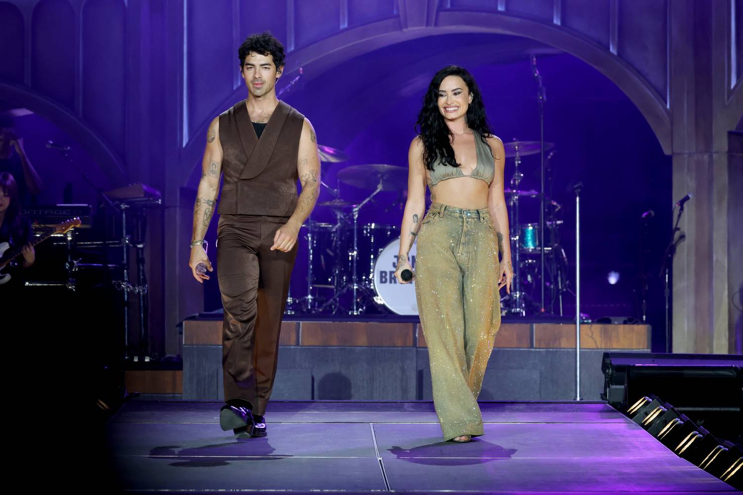 Demi Lovato csak úgy ragyogott a színpadon Joe Jonas mellett.