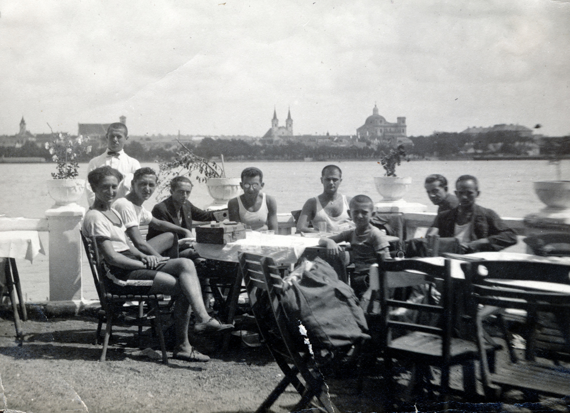 Tahitótfalu, a Pokol Csárda terasza, szemben (a másik oldalon) Vác (1926)
