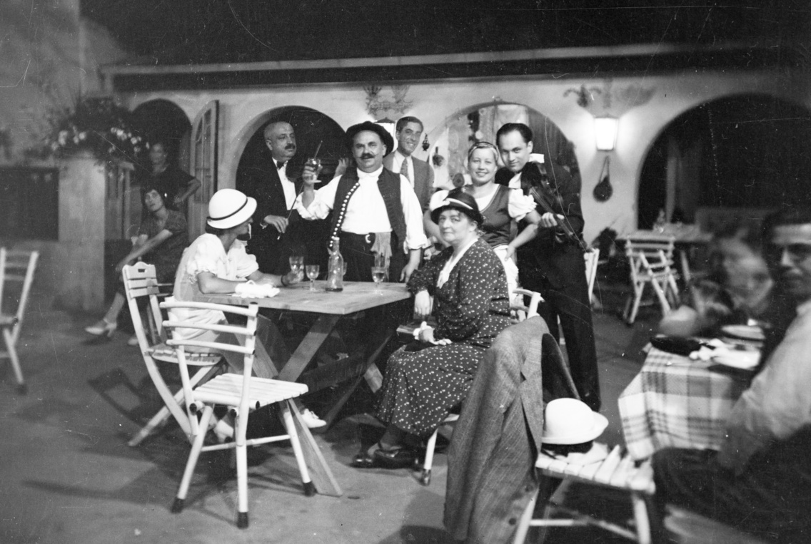 A Tokaji csárda kerthelyisége a városligeti Angolparkban (1936)