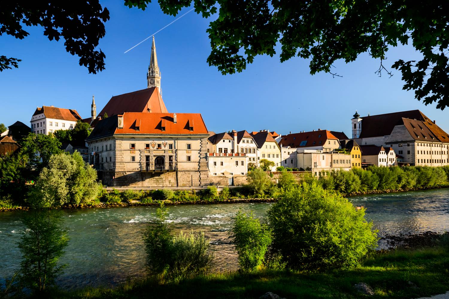 Steyr egy bájos, történelmi város Felső-Ausztriában, ahol a két folyó, az Enns és a Steyr találkozásánál épült óváros különösen hangulatos. A város gazdag középkori építészetben, és kevésbé zsúfolt, mint Salzburg vagy Graz.