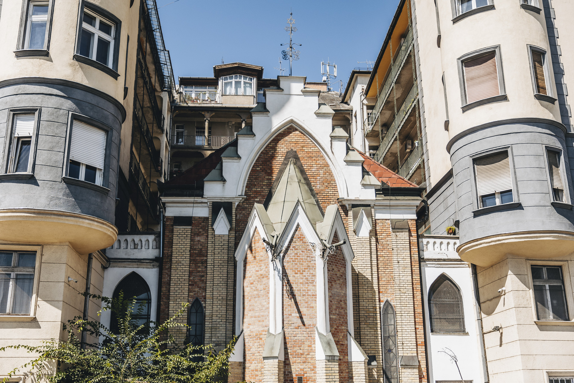 A HÉV-ről nézve középkori várnak vagy templomnak is hihetjük