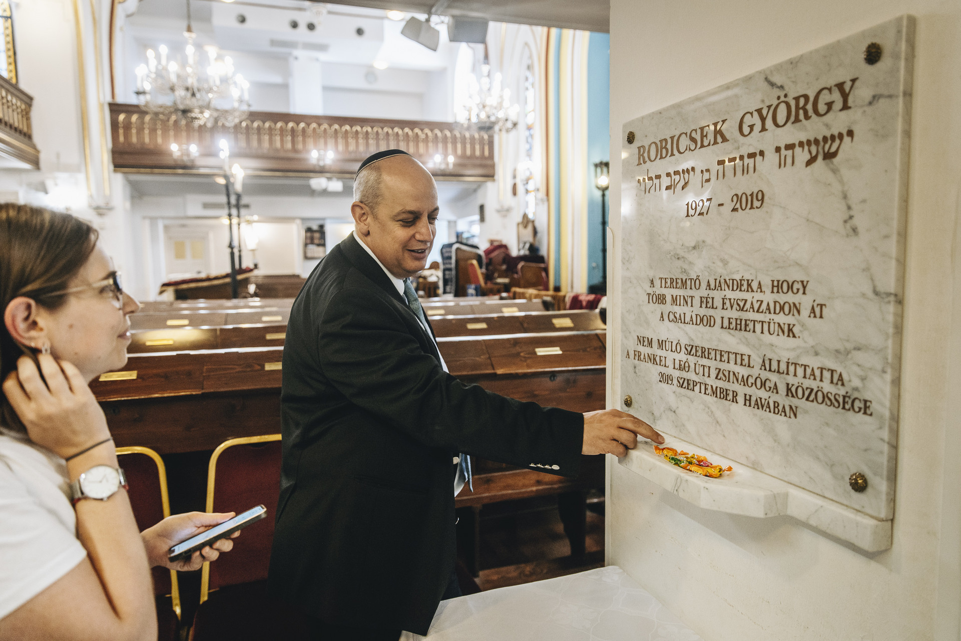 Kedves anekdota, hogy a zsinagóga egykori rabbija mindig cukorral várta a gyerekeket, az ő emlékére a mai napig van itt mindig egy marék édesség