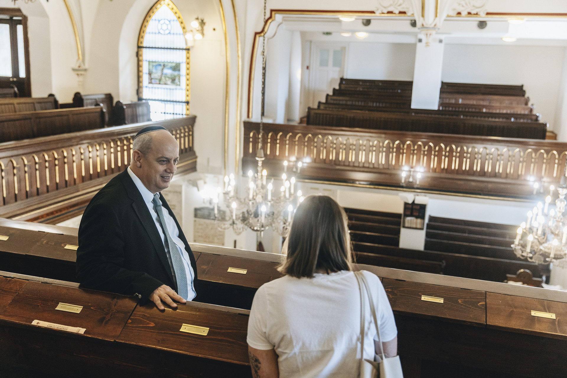 A karzaton – elbújva a rabbi elől – ma már inkább az ifjúság hallgatja az istentiszteletet, de nagy ünnepekkor tele van a zsinagóga