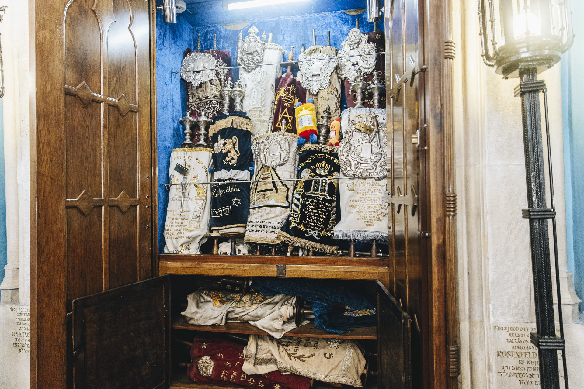 Egy zsinagógában mindig van 3 kóser tóra, a Frankelben van két plüsstóra is a gyerekeknek