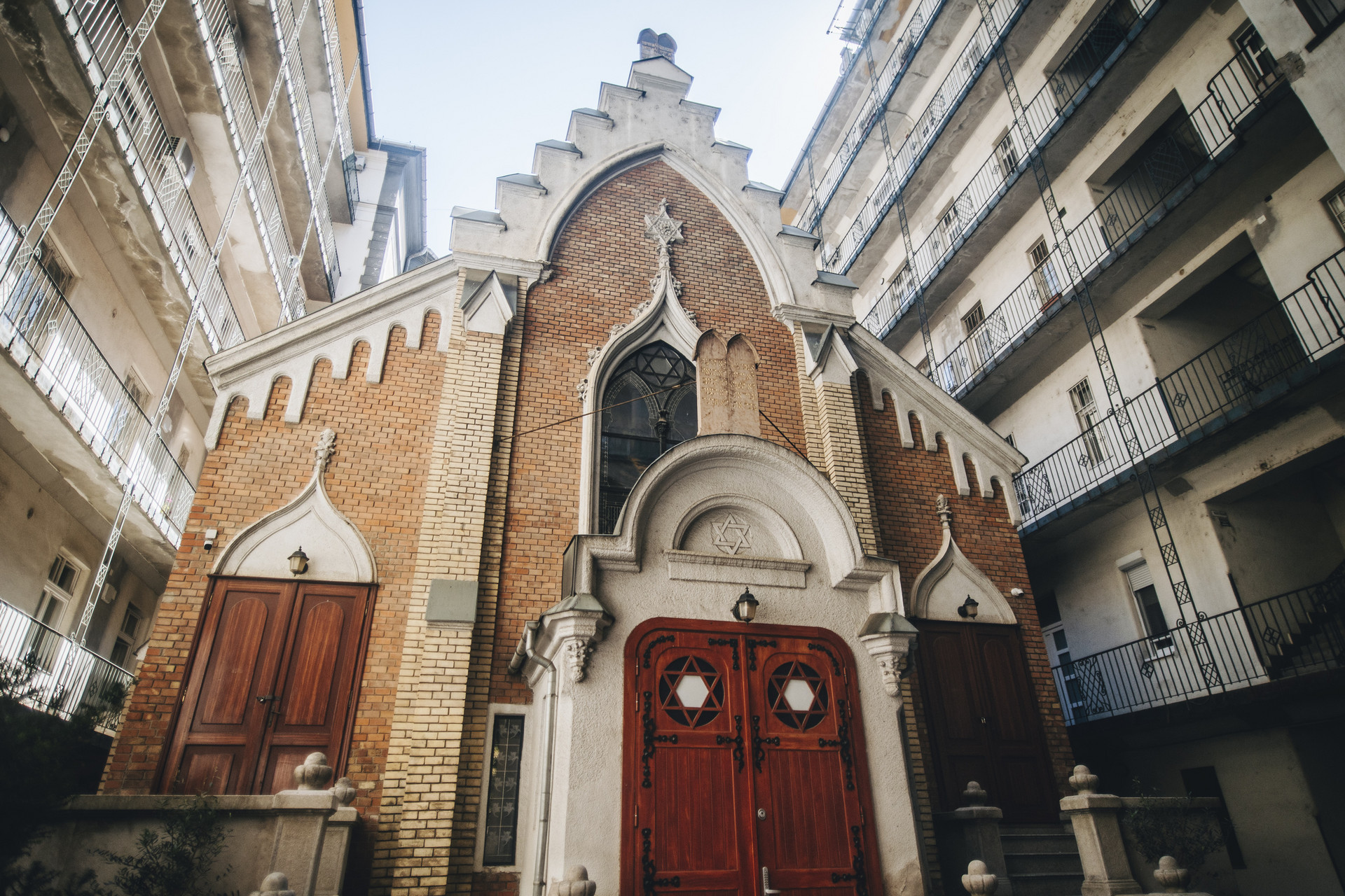 Az oldalbejáratot eredetileg a nők használták