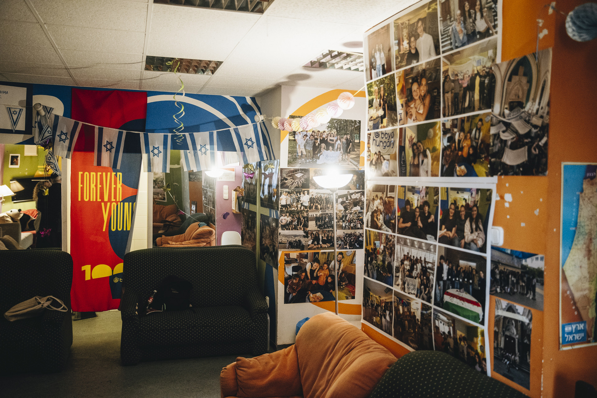Az ifjúsági helyiségben tartják a BBYO (a tizenévesek legnagyobb nemzetközi zsidó szervezete) találkozóit is