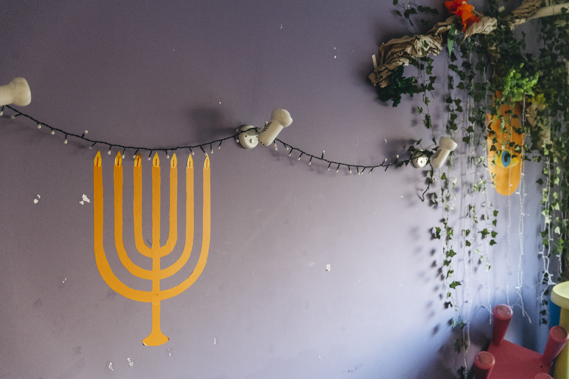 Színes falak, fényfüzér és a zsidóság jelképei is megvannak a helyiségben